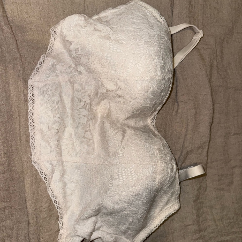 PINK Victoria's Secret Floral Lace Bra in Cream